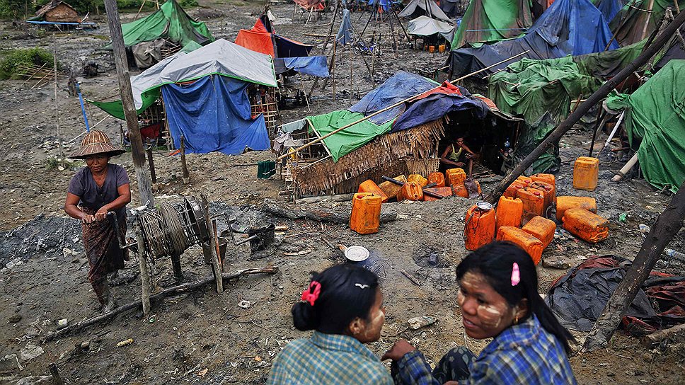 Объем международной помощи Мьянме является одним из самых низких в мире. В 2011 году страна получила для целей развития $5,65 на человека. Для сравнения: в Камбодже этот показатель составил $34,38, в Лаосе — $42,02