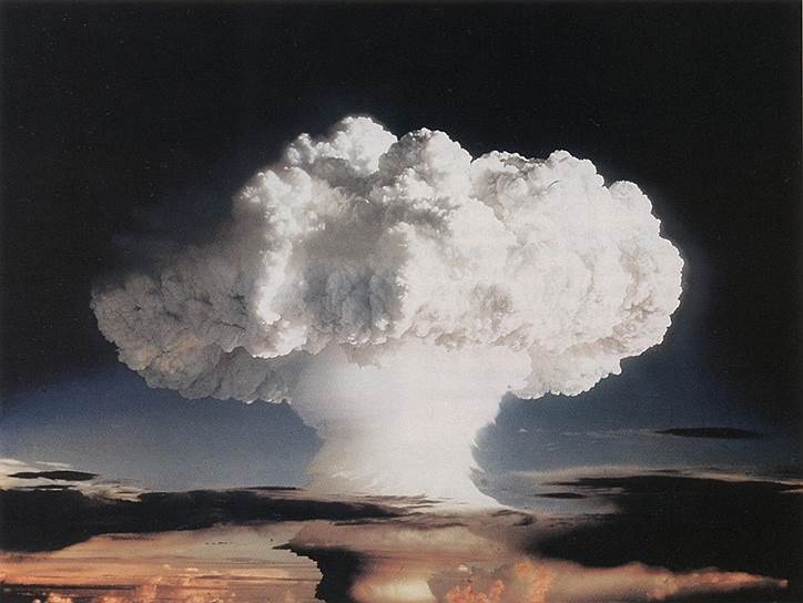 1952 год. США на атолле Эниветок впервые испытали водородную бомбу