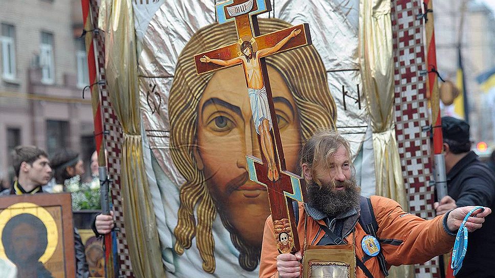 В Казани «Русский марш» запретили. Поэтому желающие его проведения присоединились к крестному ходу