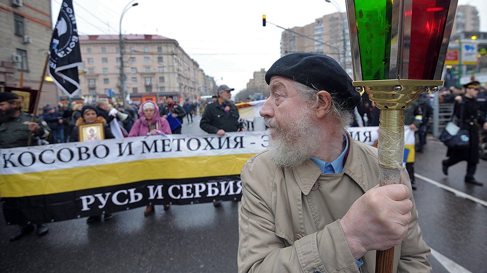 Участники «Царского русского марша» открыли шествие исполнение «Боже, царя храни»
