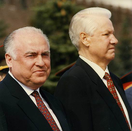 1996 год. Президенту России Борису Ельцину (справа) делают операцию шунтирования на сердце. Обязанности президента исполняет Виктор Черномырдин
