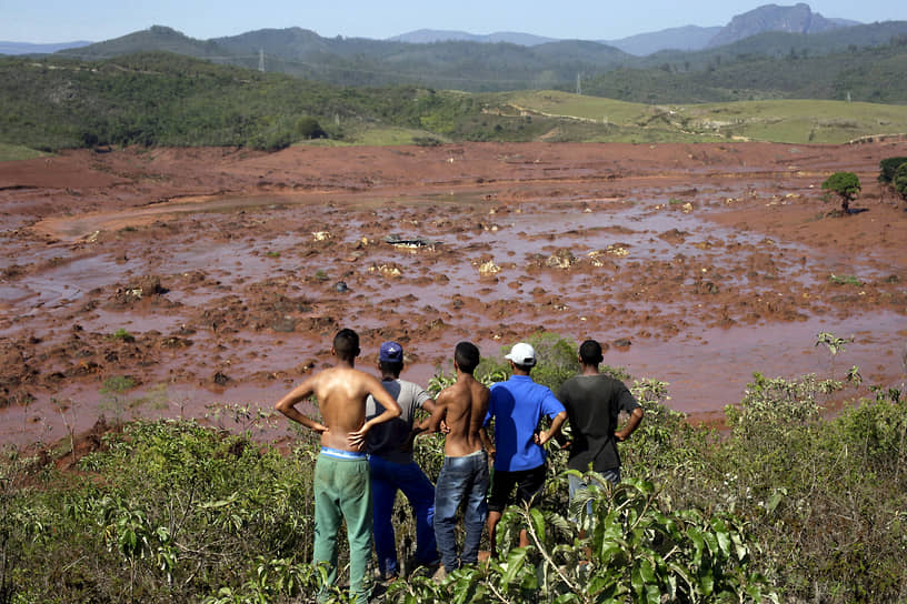 2015 год. В Бразилии прорвало две плотины рядом с шахтой Fundao компании Samarco. Погибли 17 человек. Деревня Бенту-Родригес была разрушена 