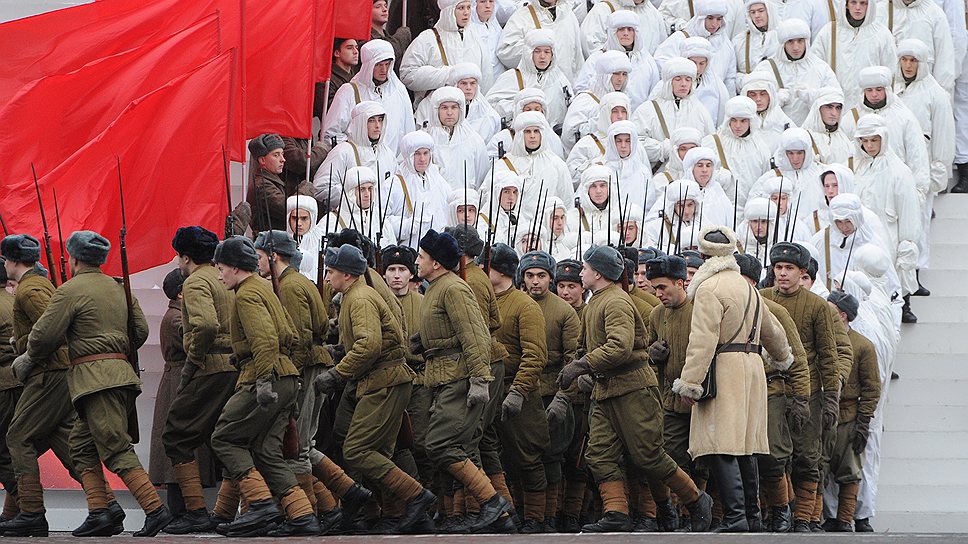 Участники марша были одеты в историческую форму, точно повторяющую ту, которая была в ноябре 41-го года. Организаторы стремились сделать парад-2013 максимально похожим на парад 1941 года 