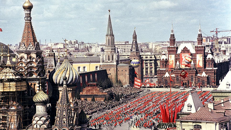 1967 год
&lt;br>Существуют свидетельства, что участники парада поклялись приходить каждый год в этот день на Красную площадь до тех пор, пока будет жив хоть один солдат. На парад 2013 года были приглашены участники первого марша