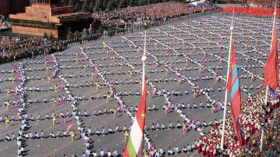 Парад 7 ноября 1980 года прошел не менее торжественно, чем проводимая летом Олимпиада