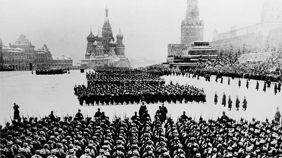 Парад на Красной площади 7 ноября 1941 года состоялся в честь 24-й годовщины Октябрьской революции. В то время линия фронта проходила недалеко от города, жившего в блокаде. По Москве шли слухи, что Сталин уехал. Напряжение нарастало 