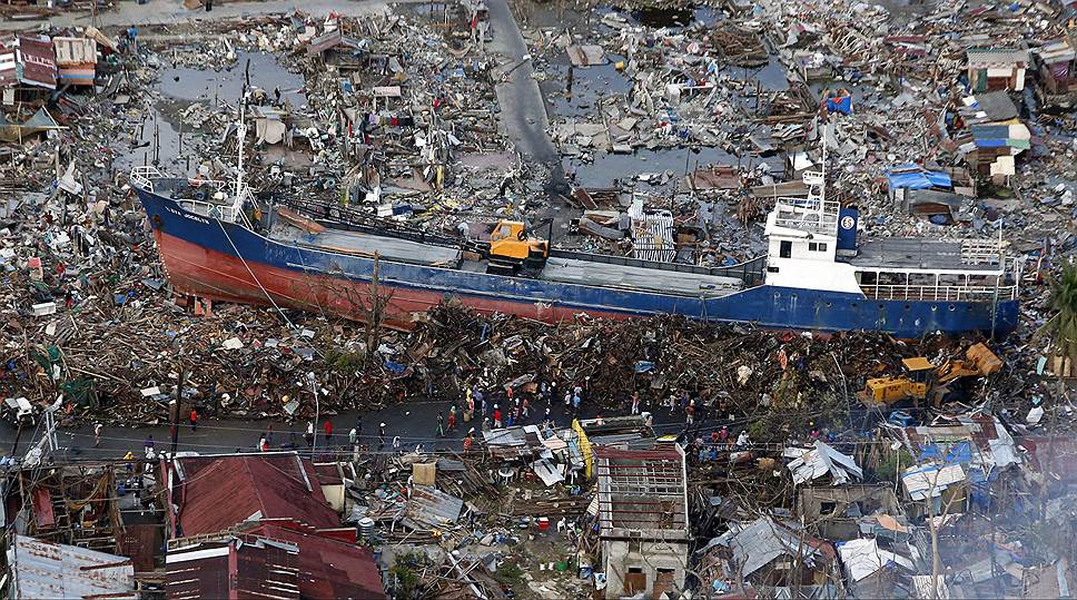 2013 год. Тайфун Хайян, прошедший на Филиппинах и в соседних странах, стал одним из самых сильных тропических циклонов за всю историю метеонаблюдений. От тайфуна, по данным ООН, пострадало более 11 млн человек, еще 5,7 тыс. погибли
