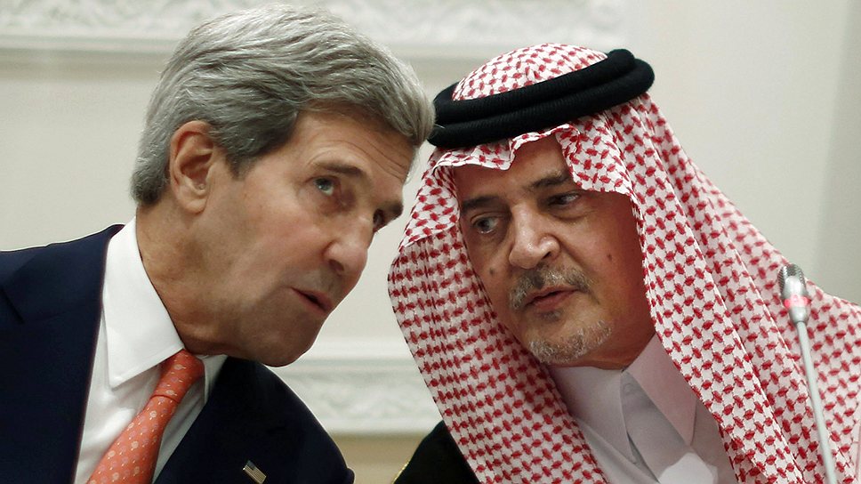 Госсекретарь США Джон Керри (слева) и глава МИД Саудовской Аравии принц Сауд аль-Фейсал