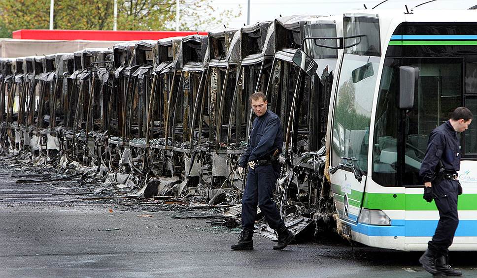 В 2005 году в пригороде Парижа Клиши-су-Буа погибли двое подростков арабского происхождения, пытавшихся укрыться от полиции в трансформаторной будке. На следующий день в столице начались беспорядки, сопровождающиеся погромами и постепенно распространившиеся на всю страну. За две с половиной недели во Франции было сожжено более 10 тыс. автомобилей и около 300 домов в 275 городах, ранения получили 130 человек