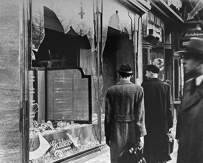 В 1938 году в нацистской Германии произошли погромы против еврейского населения. Поводом послужило убийство немецкого дипломата Эрнста фом Рата польским евреем Гершелем Гриншпаном в Париже. Ранее нацисты проводили акцию по выдворению польских евреев из Германии
