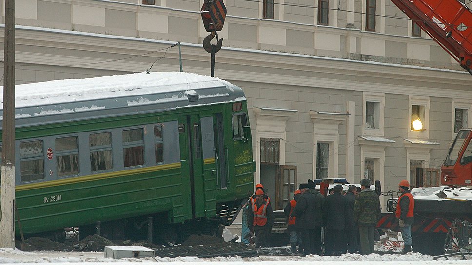 2002 год. Авария на Балтийском вокзале в Санкт-Петербурге. Потерявшая управление электричка вылетела на перрон, погибли четверо пассажиров, шестеро получили травмы