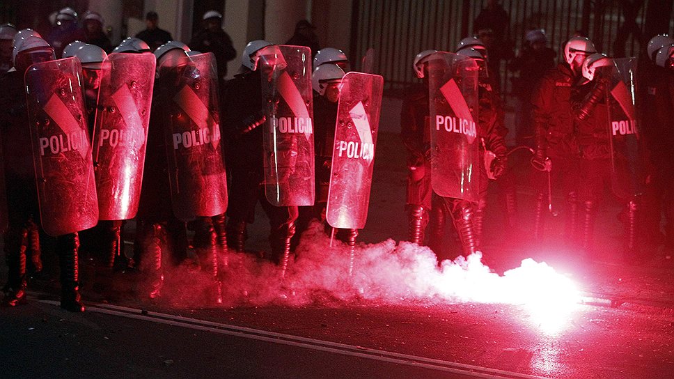 Польские полицейские применили резиновые пули для разгона ультраправых активистов, использовавших пиротехнику и поджигавших автомобили во время марша националистов в центре Варшавы 11 ноября