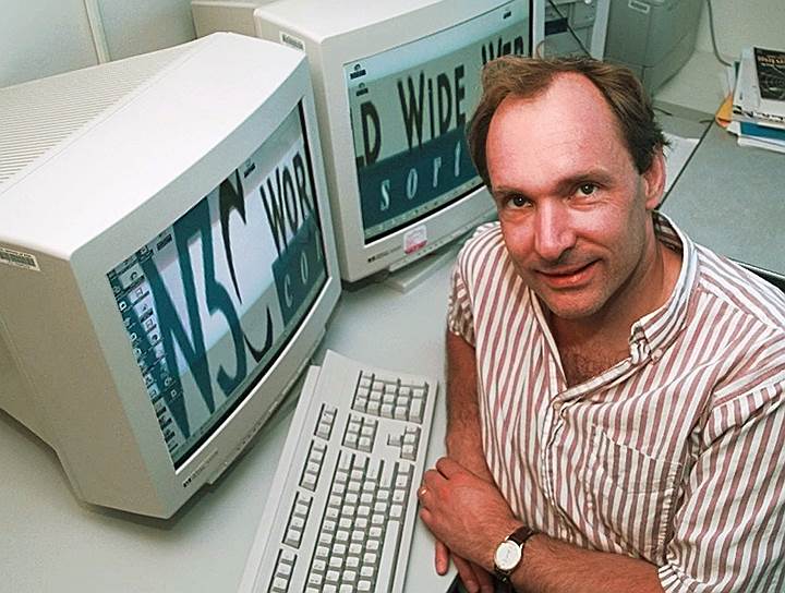 1990 год. Тим Бернерс-Ли официально представил разработку  World Wide Web — «Всемирная паутина», благодаря которой появились современные интернет-сайты. Уже в декабре 1990 года заработал первый сайт во внутренней сети, а с 6 августа 1991 года технология стала доступной всем пользователям интернета