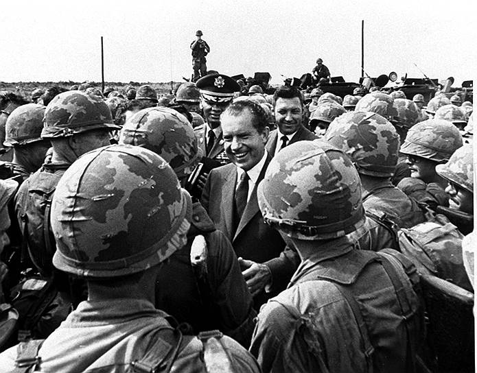 1971 год. Президент США Ричард Никсон заявляет о прекращении активных боевых действий американских войск на территории Южного Вьетнама, после чего отдает распоряжение о выводе 45 тыс. военнослужащих