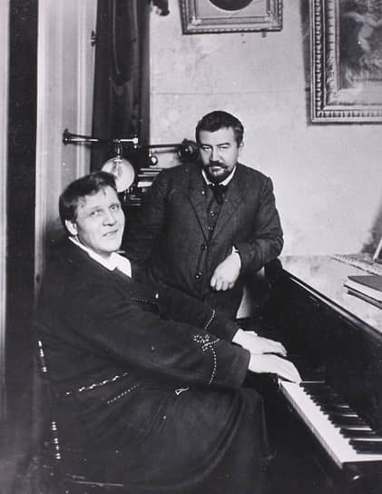 1918 год. Советские власти впервые присвоили звание народного артиста. Его получил певец Федор Шаляпин (слева)
