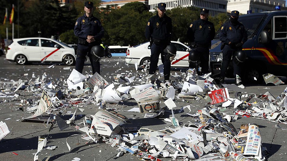 Хотя власти сообщают о том, что экологической опасности для города нет, Мадрид просто тонет в горах отходов. Более того, сами забастовщики забрасывают улицы испанской столицы мусором
