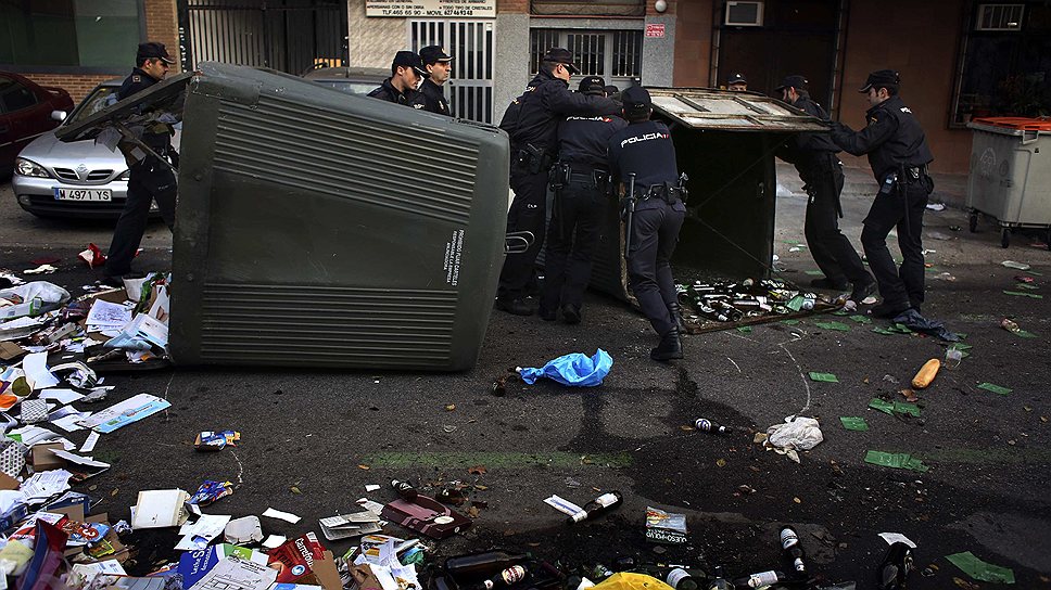 Небольшая группа дворников (примерно 3% от состоящих в профсоюзах) все же осуществляет минимальную уборку мусора, но этого для большого Мадрида недостаточно 
