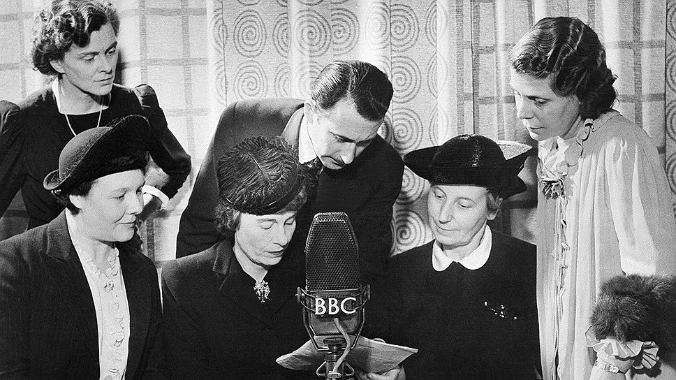 Во время Второй мировой войны многие мужчины, работающие на «Би-Би-Си», ушли на фронт, и за эфирную сетку стали отвечать женщины. Они также работали продюсерами, редакторами и ведущими