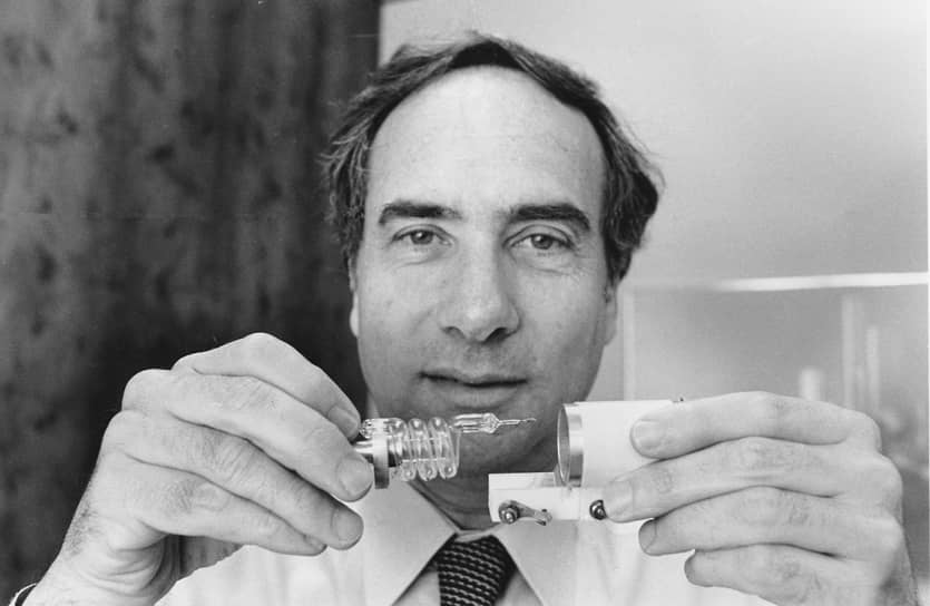 1967 год. Физик Теодор Мейман получил патент на рубиновый лазер, который считается первым сработавшим лазером в мире