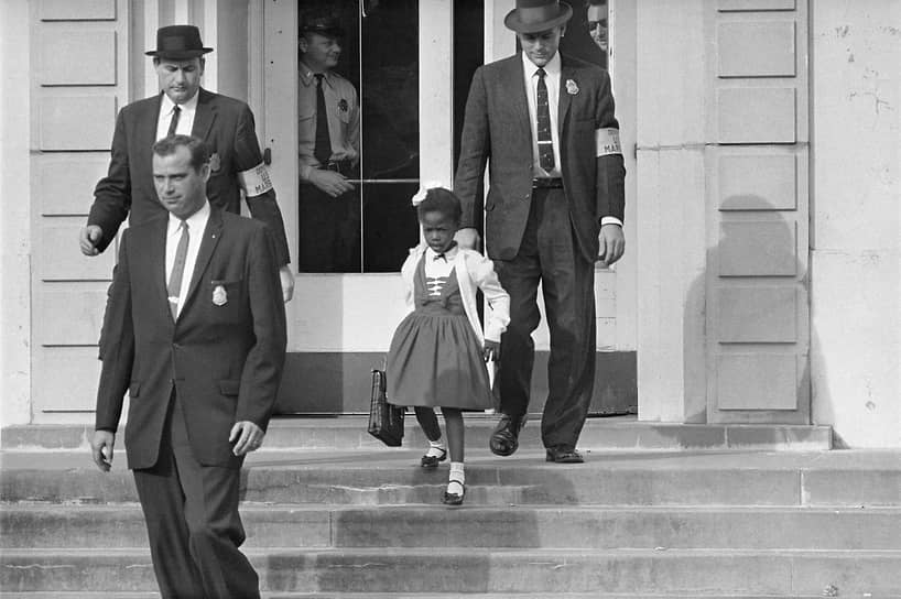 1960 год. Руби Бриджес первой среди чернокожих детей поступила в начальную школу для белых на юге Соединенных Штатов 
