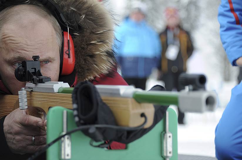 В марте 2012 года Владимир Путин попробовал себя в роли биатлониста. Посетив в Сочи  чемпионат России среди паралимпийцев по лыжным гонкам и биатлону, президент и сам пострелял по мишеням, выбив три из пяти