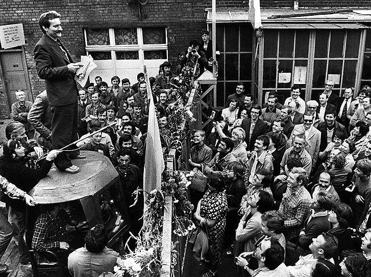 1982 год. В Польше освободили из заключения лидера «Солидарности» Леха Валенсу
