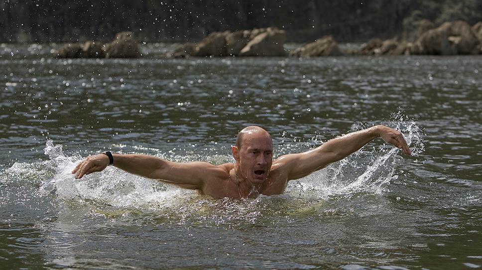 11 октября 2014 года президент России Владимир Путин был награжден орденом Международной федерации плавания за поддержку мероприятий под эгидой организации в России и повышение роли водных видов спорта в России и за рубежом