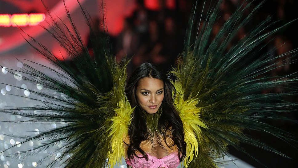 Символом бренда Victoria’s Secret стали гигантские крылья ангелов, бабочек и павлинов,  которые надевают модели во время показа 