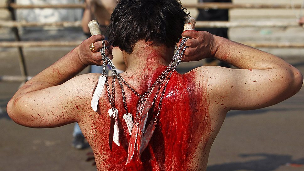 Участники процессий наносят себе удары со словами: «Шах Хусейн, вах, Хусейн!». По преданию, Хусейну были нанесены 33 колотые и 34 рубленые раны