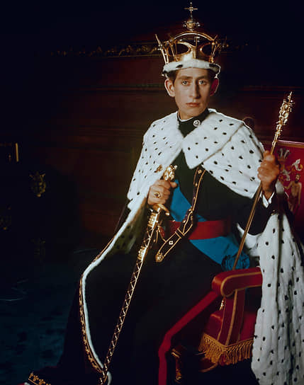 Чарльз стал наследником престола в возрасте трех лет, когда в 1952 году после смерти Георга VI корона перешла его матери Елизавете II. Спустя шесть лет он получил официальный титул принца Уэльского. В 1967 году будущий король поступил в Тринити-колледж Кембриджского университета, где изучал археологию и антропологию, а затем историю. В 1970-м получил диплом бакалавра и в том же году начал участвовать в заседаниях Палаты лордов и кабинета министров