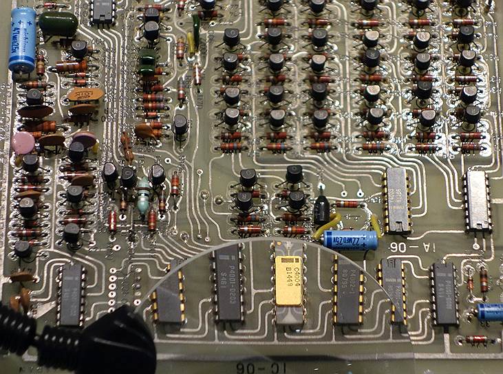  1971 год. Фирма Intel выпустила свой первый микропроцессор — модель 4004