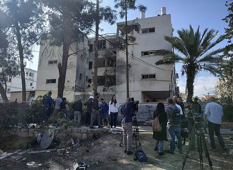 Израильская армия в ответ нанесла удары более чем по 70 объектам на палестинской территории. В результате взаимных ударов погибли несколько человек, десятки были ранены&lt;br>
На фото: разрушенный дом в израильском Ашкелоне, в котором погиб палестинский рабочий при обстреле из сектора Газа
