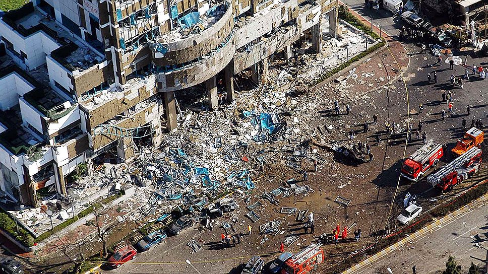 20 ноября в двух районах столицы перед зданием банка HSBC и у британского консульства взорвались автомобили, начиненные взрывчаткой. Погибли 25 человек. Как минимум 400 были пострадали