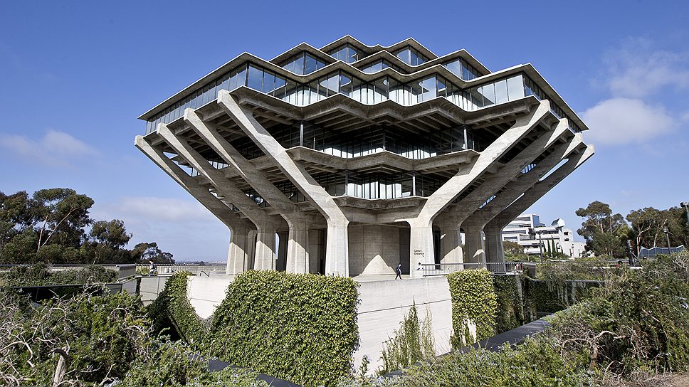 Библиотека Гейзель (Geisel Library) Калифорнийского университета, Сан-Диего, США. Построена в 1970 году по проекту американского архитектора Уильяма Перейры (William Pereira), автора самого высокого и узнаваемого небоскреба Сан-Франциско — Transamerica