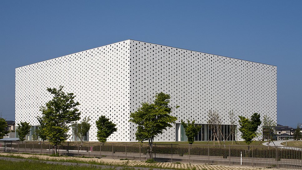 Библиотека в городе Канадзава (Kanazawa Umimirai Library), Япония. Построена в 2011 году по проекту Кадзуми Кудо (Kazumi Kudo) и Хироси Хориба (Hiroshi Horiba) из бюро Coelacanth K&amp;H Architects. Японские архитекторы называют свое творение «коробкой из-под торта» размером 45 на 45 метров. В стенах библиотеки проделаны 6 000 отверстий, через которые в главный зал 12-метровой высоты попадает естественный свет