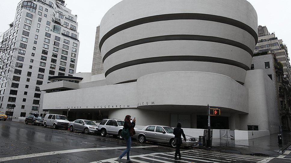 Музей Соломона Гуггенхайма (Solomon R. Guggenheim Museum) в Нью-Йорке, США. Музею принадлежит одна из крупнейших коллекций современного искусства, а также обширная филиальная сеть: в частности, не менее известный музей Гуггенхайма в Бильбао. Здание в Нью-Йорке было построено по проекту знаменитого американского архитектора Фрэнка Ллойд Райта и открыто в 1959 году, через шесть месяцев после его смерти. Работать над концепцией Райт начал в 1943 году, но из-за постоянных доработок дизайна – было создано 749 эскизов – процесс затянулся. В 1949 году умер основатель музея, меценат Соломон Гуггенхайм. Сейчас ведется строительство филиала в Абу-Даби, автором которого, как и музея в Бильбао, является архитектор Фрэнк Гери. Более подробная информация на официальном сайте: http://www.guggenheim.org/