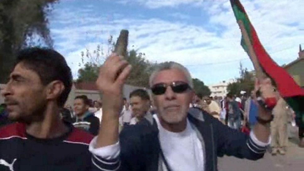 По информации телеканала Al-Arabiya, в ночь с пятницы на субботу протестующие собрались около штаб-квартиры ополченцев в Триполи, требуя остановить их вооруженные действия и покинуть здание. Как заявил премьер-министр страны Али Зейдана, акция протеста была согласована с властями