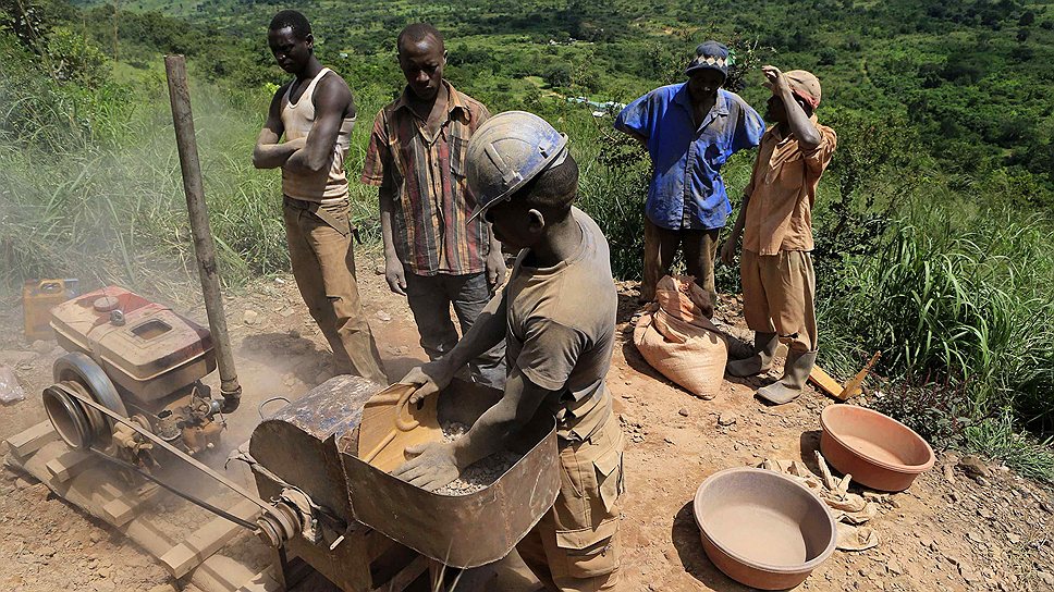 Небольшие месторождения золота разбросаны по территории всей страны: вблизи Бусии (на востоке), Бухвейю и Кигези (на юго-западе), а также Мубенде (центральный регион Уганды) и недавно открытое месторождение Карамоджа (на северо-востоке)