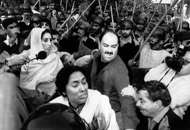 1992 год. Премьер-министр Беназир Бхутто пострадала в результате атаки с использованием слезоточивого газа, которую предприняла полиция против участников марша на Исламабад (Пакистан), требовавших провести новые парламентские выборы