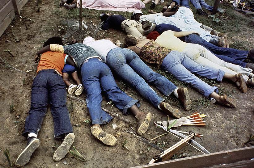 1978 год. В результате массового самоубийства членов секты «Народный Храм», руководимой Джимом Джонсом, в поселке Джонстаун (Гайана) погибли 911 человек 