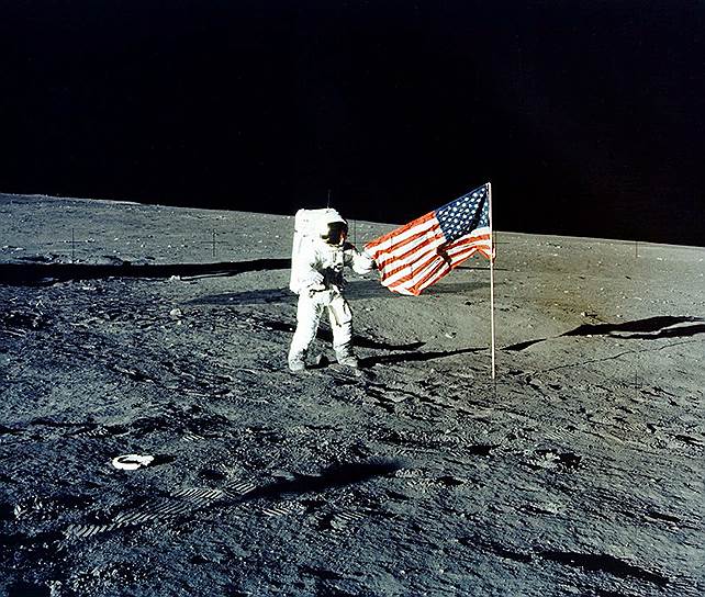 1969 год. Космический корабль «Аполлон-12», который пилотируют астронавты Чарльз Конрад, Алан Бин и Ричард Гордон совершает посадку на Луну