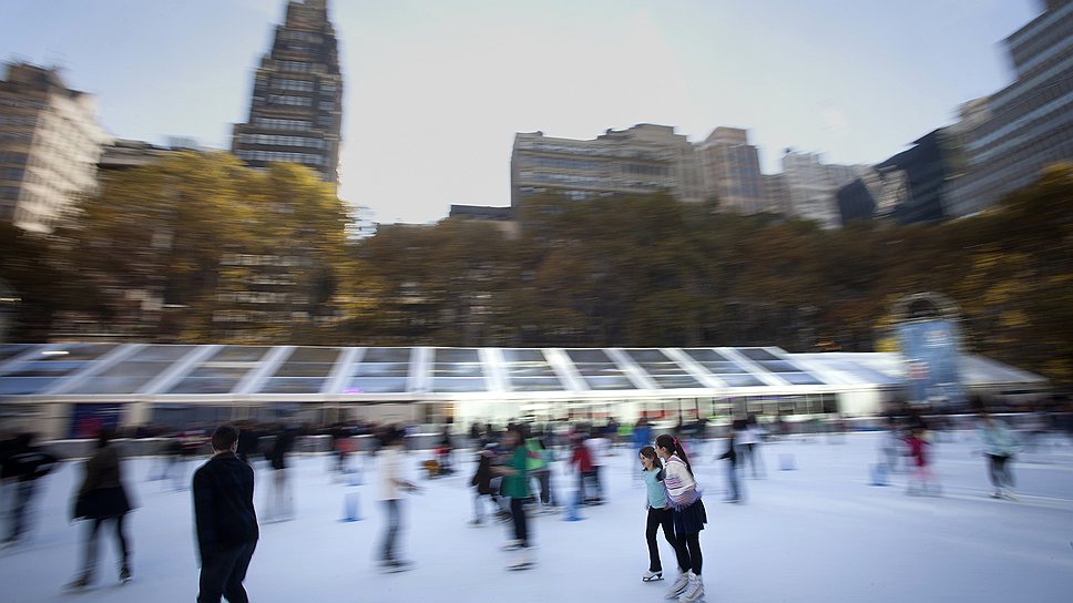 Самый любимый каток жителей Нью-Йорка появляется зимой в Брайант парке. Вход туда бесплатный, в прошлом году, во время катания можно было смотреть фильмы, которые решили показывать на площадке. Вокруг катка находится рождественский базар, где можно купить подарки