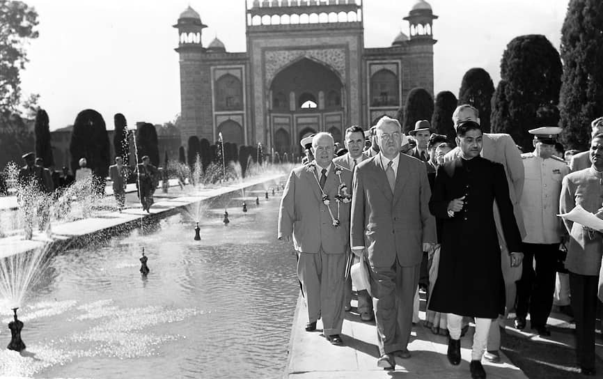 1955 год. Начался визит правительственной делегации СССР во главе с Никитой Хрущевым в Индию, Бирму и Афганистан