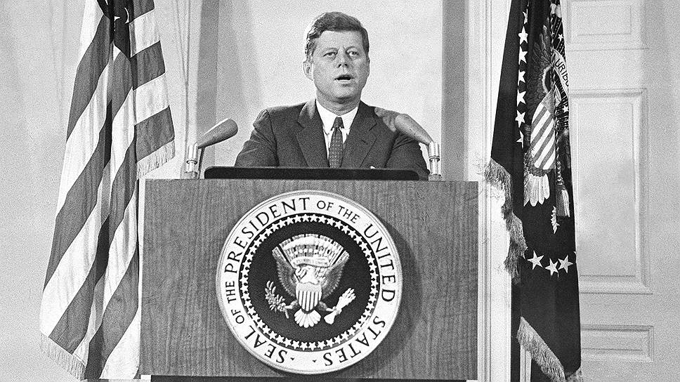 1962 год. Окончание Карибского кризиса. После того как СССР вывел свои ракеты с Кубы, президент США Джон Кеннеди отдал приказ прекратить блокаду острова