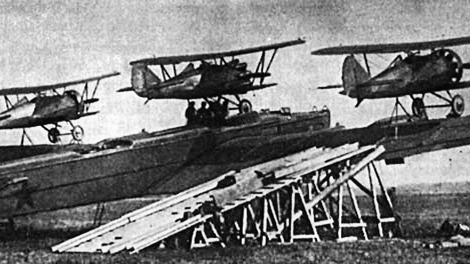 1935 год. Летчик-испытатель Стефановский в рамках проекта «Звено» впервые в мире поднял в воздух тяжелый бомбардировщик ТБ-3 с пятью закрепленными на нем истребителями