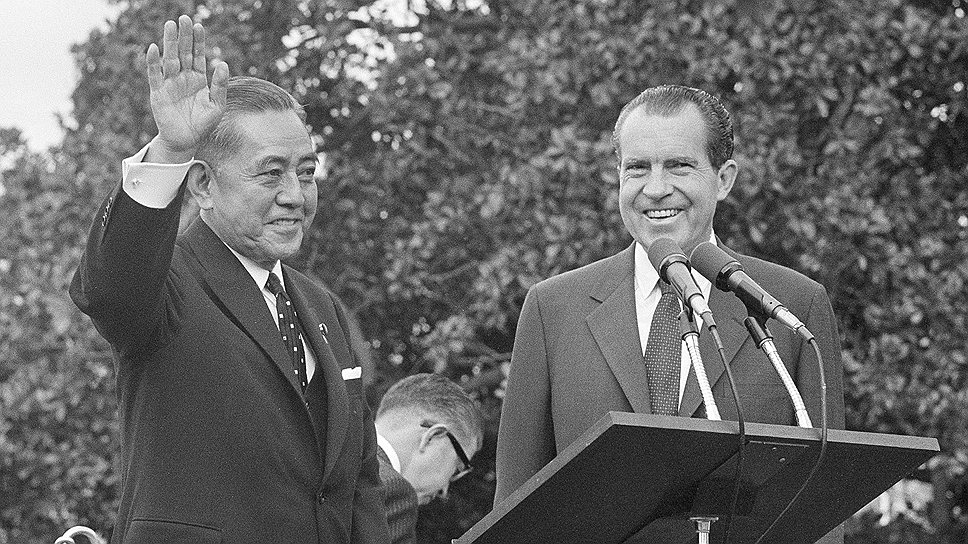 1969 год. Президент США Ричард Никсон и премьер-министр Японии Эйсаку Сато договорились о передаче в 1972 году Японии острова Окинава и удалении с территории острова всего ядерного оружия