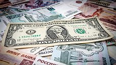 Доллар разменял 33 рубля