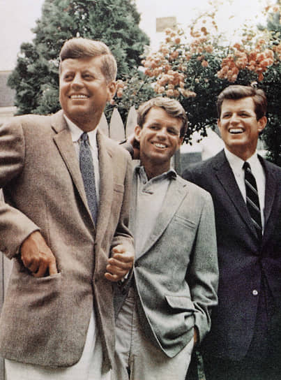 Клан Кеннеди как будто преследовал злой рок. Джон Кеннеди (слева) умер от ранения в затылок в Далласе, его брат  Роберт Кеннеди (в центре) был застрелен в 1968 году, а Тед Кеннеди (справа) стал единственным опровержением «проклятья Кеннеди», дожив до 77 лет. Он умер от опухоли мозга, но его жизнь была омрачена скандалами