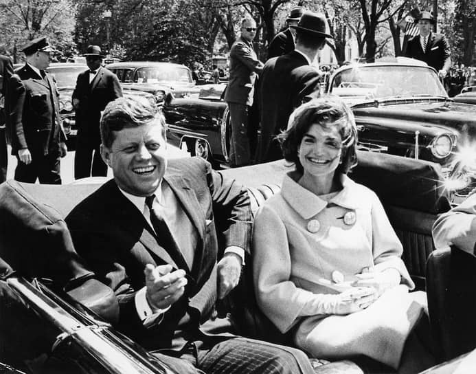 После того как Джон Кеннеди умер, Жаклин отказалась снять запачканный кровью розовый костюм. В нем она стояла рядом с Линдоном Джонсоном, принимавшим присягу при вступлении в должность в качестве президента на борту самолета, который должен был доставить тело убитого Кеннеди в Вашингтон. Первая леди объяснила это так: «Я хочу, чтобы все видели то, что они сделали Джону»