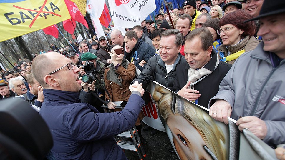 Лидер фракции УДАР Виталий Кличко выступил со сцены на Европейской площади. «Власть боится, ей есть чего бояться. Мы сможем доказать, что Украина - это Европа. Мы будем давить на президента, мы будем давить на правительство и мы сможем сделать все, чтобы Соглашение об ассоциации было подписано», — заявил господин Кличко